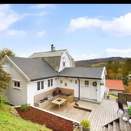 Vestlandsidyll Ved Sjoen & Bergen Nyaraló Totland